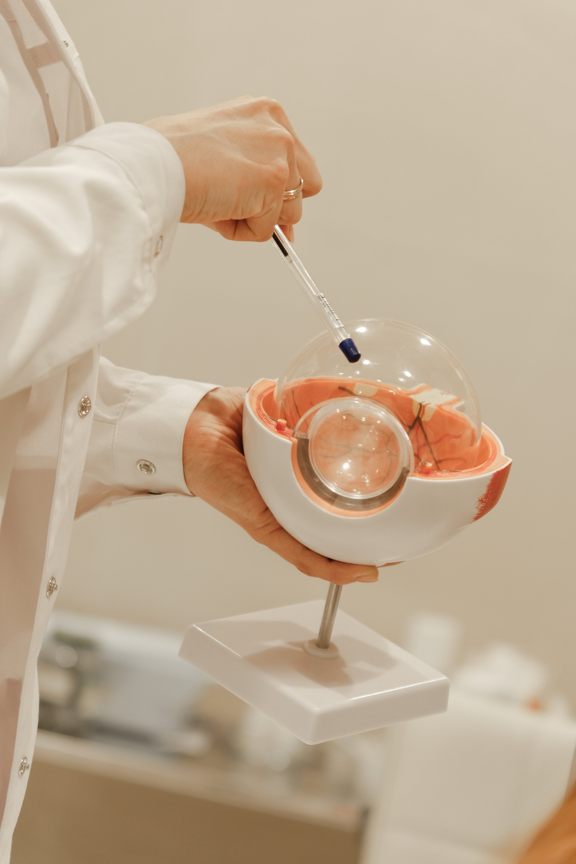 Закапывание глазных капель — правильная техника